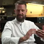 Gostja posestva Bineta Volčiča ga je razkrinkala, delila je fotografijo, ki jo je posnela na skrivaj