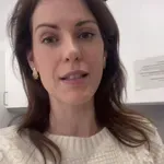 Nuša Lesar v strahu pred gostom, ki je prišel na televizijo. Srhljivo