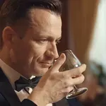 Je znan voditelj razkril, da je v zvezi in s kom