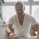 Miha Hercog ujet s privlačno blondinko