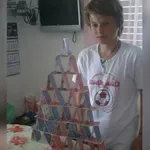 Prepoznate mladeniča na fotografiji? Trenutno se v Kmetiji bori za bogato nagrado