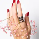 Pozabite na klasično rdečo – to je nova eleganca, ki bo na nohtih zasijala