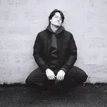 Kdo je ženska v objemu igralca Domna Valiča