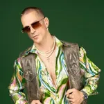 Igor Mikić (Kmetija) ujet v objemu s svetlolaso lepotico