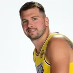 Kdo je lepotica, s katero se je Luka Dončić takole objemal po tekmi?