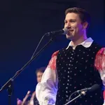 Kaj se plete med Sašo Avsenikom in pevcem, ki ga pozna cela Slovenija