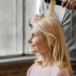 Ženske po 50. letu prisegajo na to pričesko, ki jih naravno pomladi