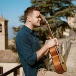 Kaj je Luka Basi v tujini počel na prestižnem kraju? Ni bil sam