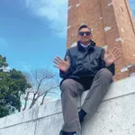 Borut Pahor je bil zasačen med neprimernim početjem kar v pisarni