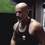 Tako je danes videti pevec Dominik Kozarič, ki smo ga poznali po uspešnici Reka luči