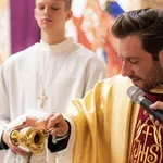 Župnik Martin Golob v objemu lepotice