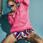 Kdo je mlada lepotica ob Igorju Mikiću, z njo je počel …