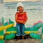 Prepoznate deklico na fotografiji? Danes se veliko govori o njej