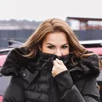 Rebeka Dremelj pri 45 letih navdušila v črnih enodelnih kopalkah