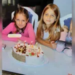 Uganete, kdo je deklica na fotografiji? Danes je uspešna pevka in žena slavnega glasbenika