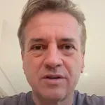 Robert Golob presenetil javnost, a ena podrobnost je vsem padla v oči