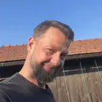 Nihče ni pričakoval tega! Poglejte, kaj Bine Volčič skriva za svojo kuhinjo