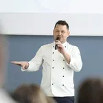 Luka Jezeršek s fotografijami s prestižne zabave sprožil val komentarjev