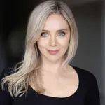 Ganljivo: Katarina Čas se je poročila, do oltarja jo je spremil Jurij Zrnec