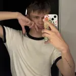 Mark (Kmetija) prvič pokazal, s kom je v zvezi?