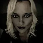 Pevka Mirna Reynolds (Foxy Teens) v solzah
