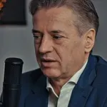 V javnosti se je pojavila fotografija iz dvigala Tine Gaber in Roberta Goloba