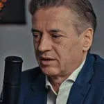 V javnosti se je pojavila fotografija iz dvigala Tine Gaber in Roberta Goloba