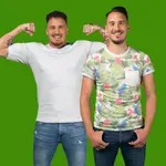 Jan in Žan (Kmetija) pokazala svojega očeta. Opazite podobnosti?
