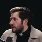 Župnik Martin Golob se okoli vozi v takšnem avtomobilu