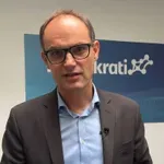 Anže Logar ujet v kopalkah, brez kravate, bos in popolnoma neprepoznaven