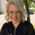 Darja Gajšek navdušila v rdečih kopalkah, pogled se ustavi na njeni postavi