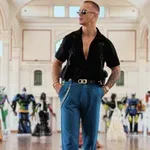 Kdo je moški, ki ga za roko drži Igor Mikić (Kmetija)