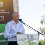 Janez Janša se je lotil kmečkega dela, za katerega ne poprime vsak