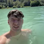 Juš Čop (Kmetija) pokazal posledice snemanja, njegov obraz je neprepoznaven
