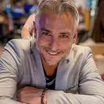 Miha Hercog je s svojo novo partnerko zapustil Slovenijo