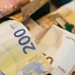 Denar vam neopazno polzi iz denarnice: Nekaj navad, zaradi katerih vam bo konec meseca ostalo več