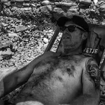 Grega Skočir (Big Foot Mama) v objemu moškega, ki je priznan slovenski glasbenik. Skupaj sta …