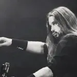 To je edini slovenski glasbenik, ki se druži s svetovno znanimi zasedbami