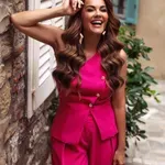 Foto: Rebeka Dremelj v dvodelnih črnih kopalkah jemlje dih