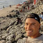 Kaj se dogaja s pevcem Sebastianom, videti je zelo čudno