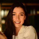 Elegantna, a drzna! Zala Djurić na rdeči preprogi osupnila z glamuroznim videzom
