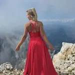 Ste videli, kako privlačno pevko ima legendarna slovenska skupina Agropop