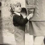 Prepoznate deklico na sliki? Znana Slovenka, ki je bila v preteklosti trn v peti mnogim …