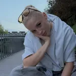Kdo je moški, s katerim se za roke drži Nuša Šebjanič