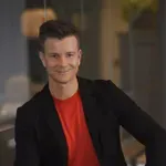 Po resnih obtožbah Nine Pečar se je javil Boštjan Romih. Z zapisom je pokazal svoj pravi obraz