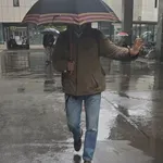 Kaj je Borut Pahor storil s svojim videzom, v oči bode roza barva