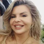 Neisha po razhodu nasmejana v objemu drugega