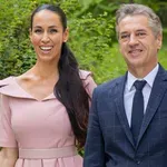 Tina Gaber pokazala elegantno opravo, nato pa so jo hitro postavili na realna tla