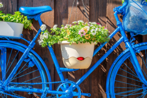 Čo so starým bicyklom? Premeňte ho na originálny doplnok záhrady!