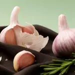 Kaj se zgodi, če damo česen v hladilnik, preden ga narežemo